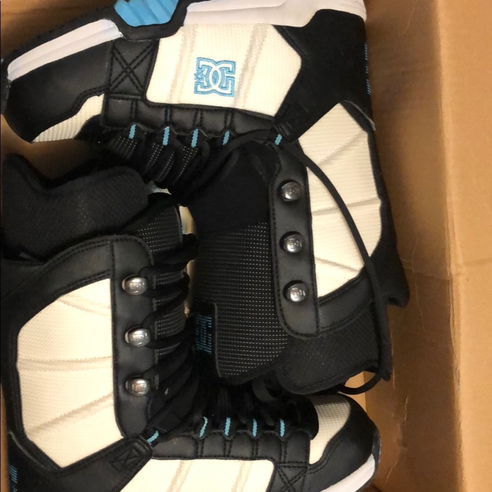 Snowboard shoes